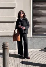 Camisa de estilo vintage confeccionada en algodón reciclado, con cuello clásico, cierre frontal con botones y bolsillos cuadrados en el frente.