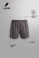 Pantalones cortos de running confeccionados en tejido técnico ligero y elástico, con malla interior. Presentan cintura elástica ajustable con cordón, bolsillo trasero con cierre y aberturas laterales en el bajo.