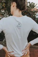 Remera manga larga color verde seco, de corte recto y cuello redondo.