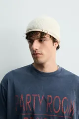 Gorro de punto tejido en hilatura de lino, con diseño clásico y acabado con vuelta en el borde.