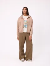 Pantalon de gabardina de corte recto y pata ancha, con cintura elástica y etiqueta decorativa en el frente.