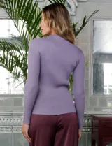 Buzo marrón de tejido acanalado, con cuello alto, manga larga y puños con aplique de botones.