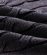 Suéter de punto con textura de cable, color gris con efecto lavado, de manga larga y cuello redondo. Presenta puños y bajo acanalados.