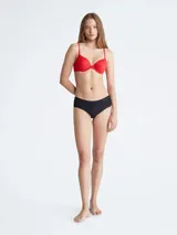 Brasier Calvin Klein color rojo, con copas moldeadas, breteles finos regulables y logo en el lateral izquierdo.