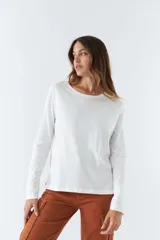 Remera de manga larga color blanco, con escote redondo y calce regular.