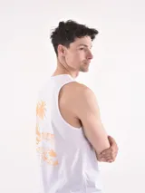Musculosa blanca de corte clásico, con cuello redondo y sin mangas. Presenta un pequeño estampado en color naranja en el pecho.