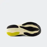 Championes de running New Balance Fresh Foam X 1080, color azul con detalles en amarillo, blanco y verde/naranja en la suela. Presentan una parte superior de malla jacquard y una entresuela gruesa de espuma Fresh Foam X.