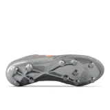 Championes de fútbol New Balance 442 V2 Team FG, color gris con detalles en cobre. Confeccionados en cuero, con tapones de TPU para terrenos firmes y forro interno confortable.