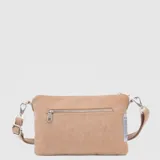 Cartera tipo bandolera de diseño minimalista, confeccionada en material sintético con textura similar al cuero. Presenta cierre metálico superior, correa ajustable y desmontable, y logo de la marca grabado en el frente.