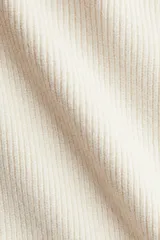 Vestido corto de punto acanalado con cuello redondo, hombros caídos y mangas largas de gran volumen con diseño curvado. Presenta un ajuste entallado en el cuerpo y falda con ligero vuelo.