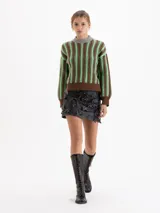 Sweater de punto con diseño de ochos y rayas verticales en color rojo. Presenta cuello redondo, puños y cintura en contraste de color marrón oscuro.