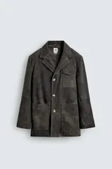 Blazer relaxed fit de piel con acabado ante, color gris oscuro. Cuello con solapas de muesca, manga larga, bolsillo de plastrón con solapa en el pecho y dos bolsillos de plastrón en la cadera. Cierre frontal de botonadura con botones claros.