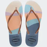 Ojotas Havaianas Slim Palette Glow con base estampada con franjas horizontales en tonos pastel y tiras finas color cobre.