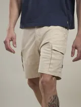 Bermuda cargo color marrón camel, confeccionada en twill con spandex, de calce cómodo y tiro medio. Cuenta con bolsillos laterales con solapa y bolsillos traseros con botón.