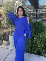 Pantalón de vestir azul con corte palazzo.