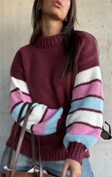 Sweater de tejido de punto con cuello redondo, cuerpo en color bordeaux y mangas con diseño de rayas horizontales en tonos bordeaux, blanco, rosado y celeste.