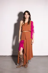 Falda midi marrón con capas superpuestas y volados irregulares, con detalles en fucsia.