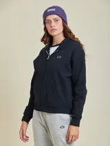 Canguro negro con cierre frontal, capucha y logo estampado en el pecho.