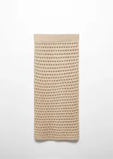 Falda midi de punto con diseño calado, corte recto y cintura elástica.