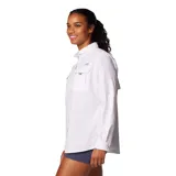 Camisa blanca de manga larga Columbia modelo Bahama II, con tecnología Omni-Shade™ Broad Spectrum UPF 50, ventilación en la espalda, mangas enrollables con presillas, bolsillos frontales con elevables y bolsillo interior de malla. Ideal para pesca.
