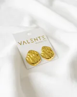 Par de aros Valente dorados con diseño texturizado.