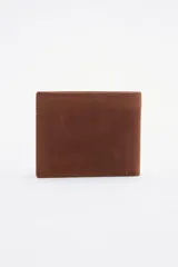 Billetera marrón de cuero con logo de la marca grabado en bajo relieve.