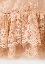 Top de encaje color nude con cuello en V, sin mangas, tirantes anchos y diseño recto.