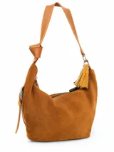 Cartera bandolera de gamuza color marrón topo, con correa ajustable de cuero marrón oscuro.