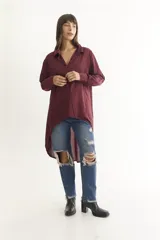 Camisa color beige de manga larga con cuello clásico, cierre frontal con botones y bajo irregular.