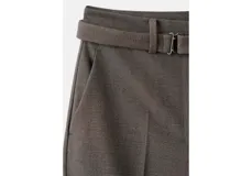 Pantalon de vestir de talle alto y corte recto color marron, con bolsillos laterales y presillas para cinturon e incluye un cinturon a tono.