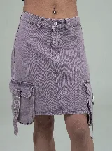 Pollera de jean estilo cargo en color violeta, con corte recto y tiro medio. Presenta bolsillos laterales tipo cargo con solapas y hebillas metálicas decorativas, además de bolsillos frontales y traseros clásicos.