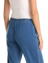 Pantalón tipo jogger de denim azul con corte de pierna ancha y recta. Cuenta con pretina elastizada con cordón de ajuste, bolsillos laterales insertados y acabado suave.