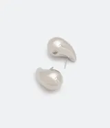 Par de aros pequeños de metal plateado con forma de gota.