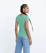 Remera básica celeste con escote en V, manga corta y bolsillo pequeño en el pecho.