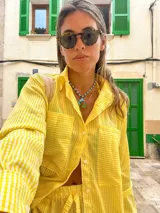 Camisa amarilla y blanca con estampado de cuadrillé, de corte holgado y manga larga.