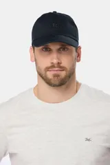 Gorro de lona color gris con visera y logo bordado en el frente.