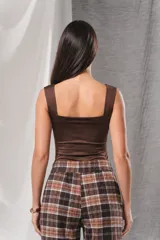 Body color marrón con escote cuadrado y tirantes anchos.