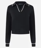 Blusa femenina de punto color blanco crema, con cuello polo y escote en V. Presenta detalles de biés negro contrastante en el cuello y los puños de las mangas largas.