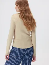 Polera de manga larga confeccionada en tejido rib, con calce ajustado al cuerpo y cuello alto.