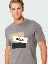 Remera blanca de algodón de corte regular fit, con cuello redondo y estampado horizontal con el logo de la marca en el pecho.