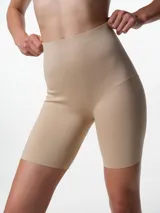 Short modelante de tiro alto confeccionado en microfibra, con diseño de ajuste cómodo y borde antideslizante. Cuenta con fundillo de algodón para mayor frescura.