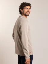 Sweater celeste de algodón y poliéster con cuello alto y cierre parcial con cremallera.