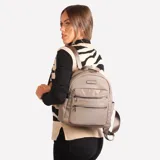 Mochila color beige con doble cierre frontal, marca Korium.