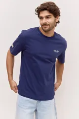 Remera blanca de algodón, de corte holgado y mangas cortas, con pequeño estampado azul en el pecho.