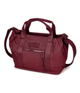 Bolso tipo tote de tamaño pequeño, color negro, con doble asa de mano y correa ajustable para el hombro. Presenta un bolsillo frontal con cierre y un diseño funcional con cierre superior.