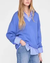 Sweater oversize de tejido de punto azul, con escote en V y hombros caídos.