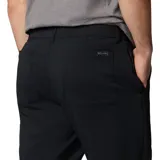 Pantalón chino negro de pierna recta, confeccionado con tecnología Omni-Shield que repele líquidos y manchas. Cuenta con bolsillos laterales, bolsillo de seguridad y bolsillos traseros.