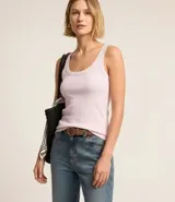 Blusa musculosa de ribana color blanco, con escote en U.