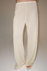 Pantalón de pierna recta color tostado, con tiro medio y cintura elástica. Confeccionado en hilatura con mezcla de viscosa.
