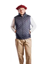 Chaleco negro capitoneado con cuello alto y cierre frontal con botones a presión.